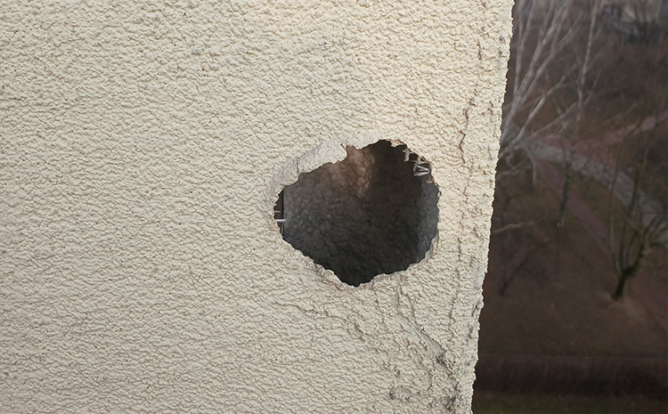 alpinPlus - odsłonięty otwór w elewacji to zaproszenie wilgoci