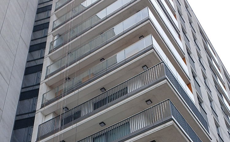 Demontaż płyt cementowych i montaż HPL: Nowoczesna metamorfoza Twojej