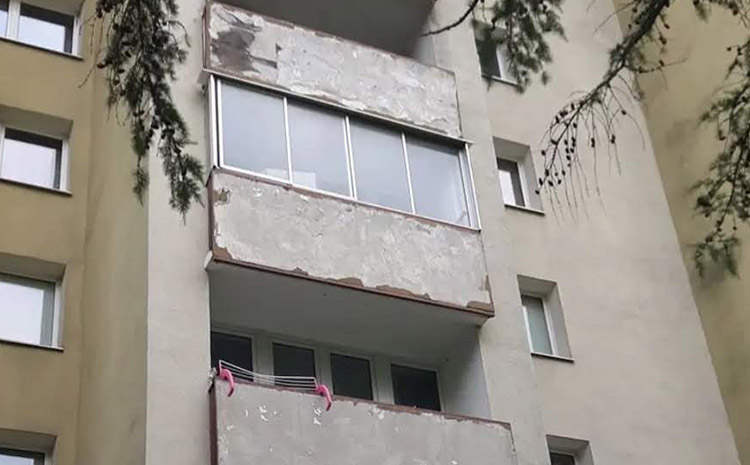 Odpadający tynk na balkonie to nie tylko kosmetyka. Kiedy