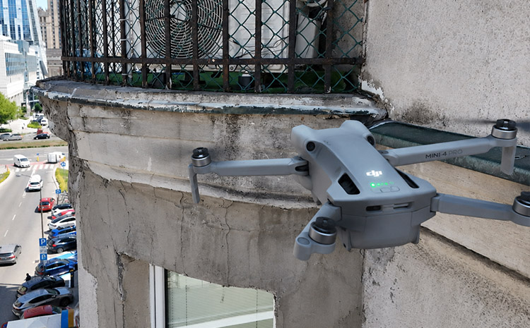 Kontrola dachu dronem Warszawa – profesjonalna inspekcja dachów w